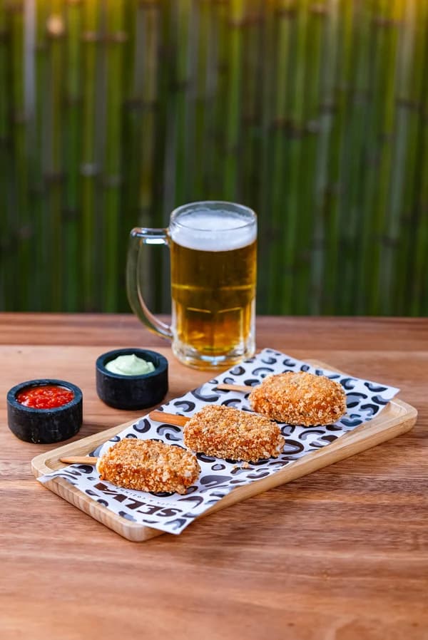 Croquetes crocantes na bandeja Selva